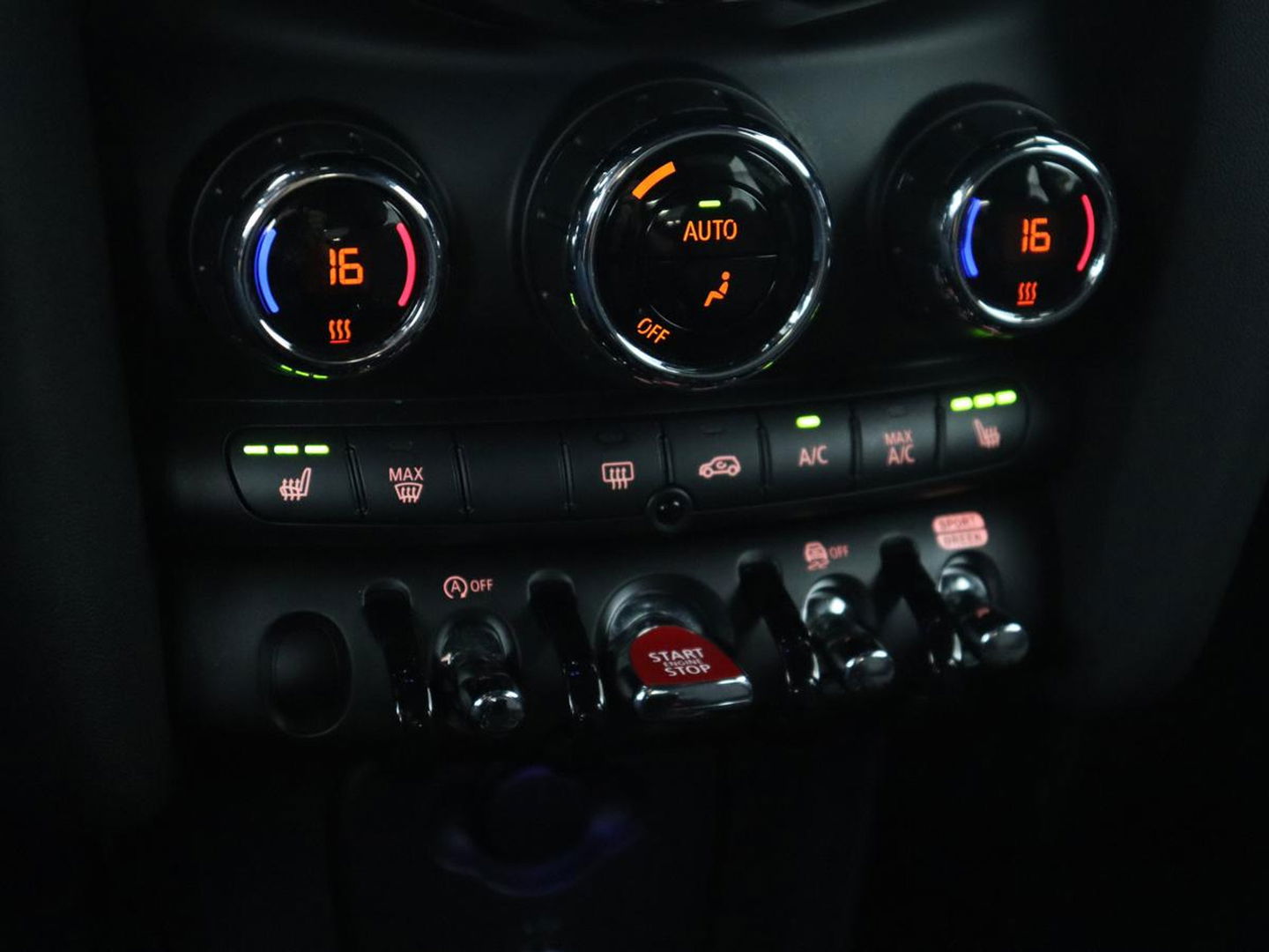 MINI Cooper 1.5 Camden Go Edition | Stoelverwarming | Camera | Carplay | Full LED | Climate control | Sportstoelen | Half leder | Cruise control | Parkeerhulp | Zesty Yellow Metallic
