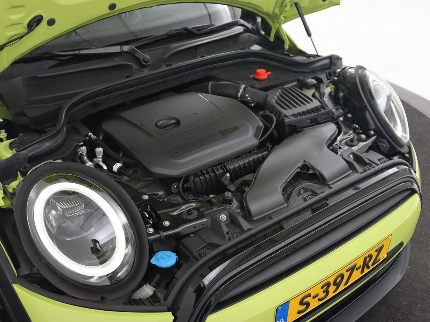 MINI Cooper 1.5 Camden Go Edition | Stoelverwarming | Camera | Carplay | Full LED | Climate control | Sportstoelen | Half leder | Cruise control | Parkeerhulp | Zesty Yellow Metallic