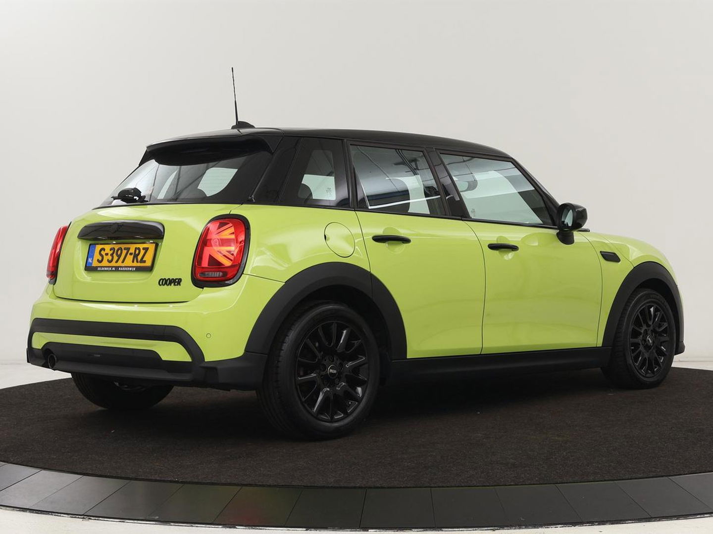 MINI Cooper 1.5 Camden Go Edition | Stoelverwarming | Camera | Carplay | Full LED | Climate control | Sportstoelen | Half leder | Cruise control | Parkeerhulp | Zesty Yellow Metallic