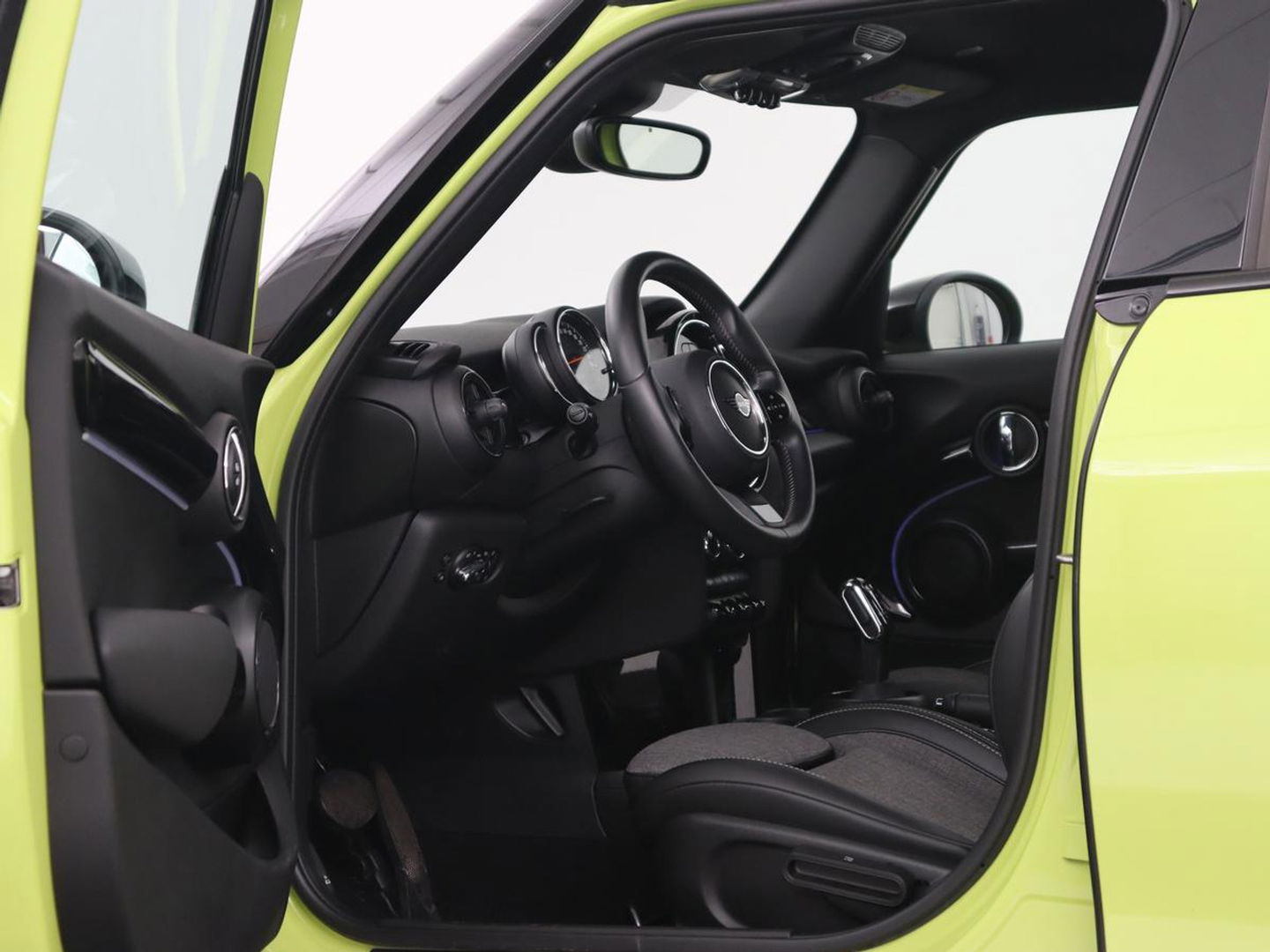 MINI Cooper 1.5 Camden Go Edition | Stoelverwarming | Camera | Carplay | Full LED | Climate control | Sportstoelen | Half leder | Cruise control | Parkeerhulp | Zesty Yellow Metallic