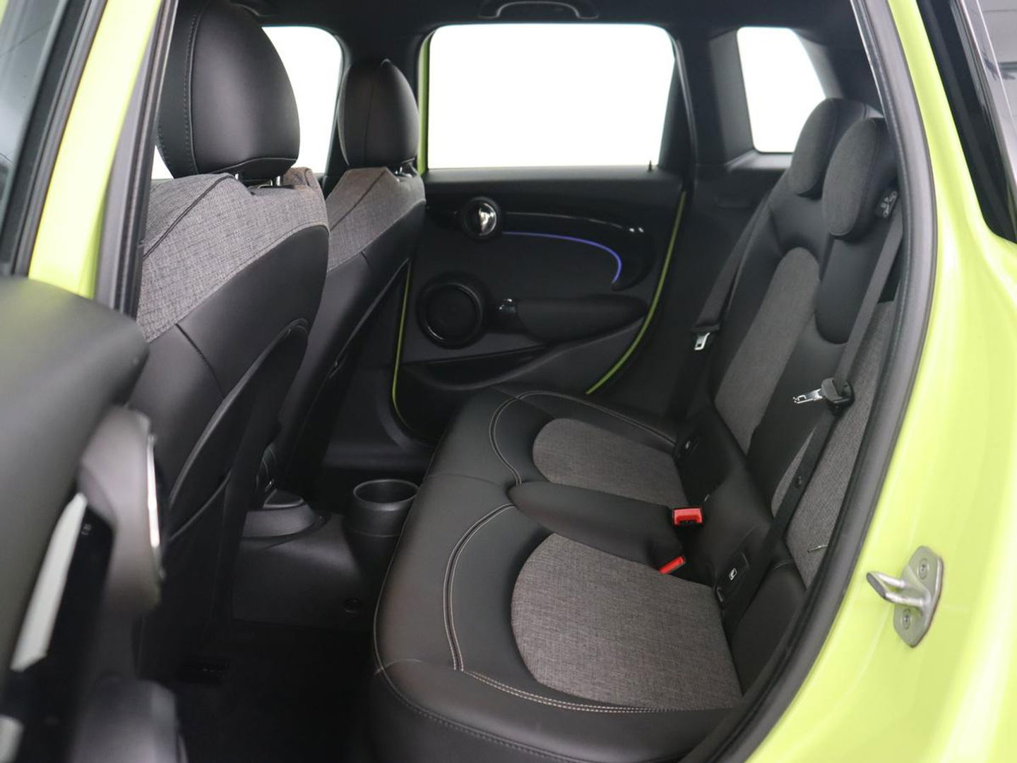 MINI Cooper 1.5 Camden Go Edition | Stoelverwarming | Camera | Carplay | Full LED | Climate control | Sportstoelen | Half leder | Cruise control | Parkeerhulp | Zesty Yellow Metallic
