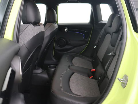 MINI Cooper 1.5 Camden Go Edition | Stoelverwarming | Camera | Carplay | Full LED | Climate control | Sportstoelen | Half leder | Cruise control | Parkeerhulp | Zesty Yellow Metallic