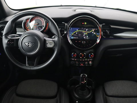 MINI Cooper 1.5 Camden Go Edition | Stoelverwarming | Camera | Carplay | Full LED | Climate control | Sportstoelen | Half leder | Cruise control | Parkeerhulp | Zesty Yellow Metallic