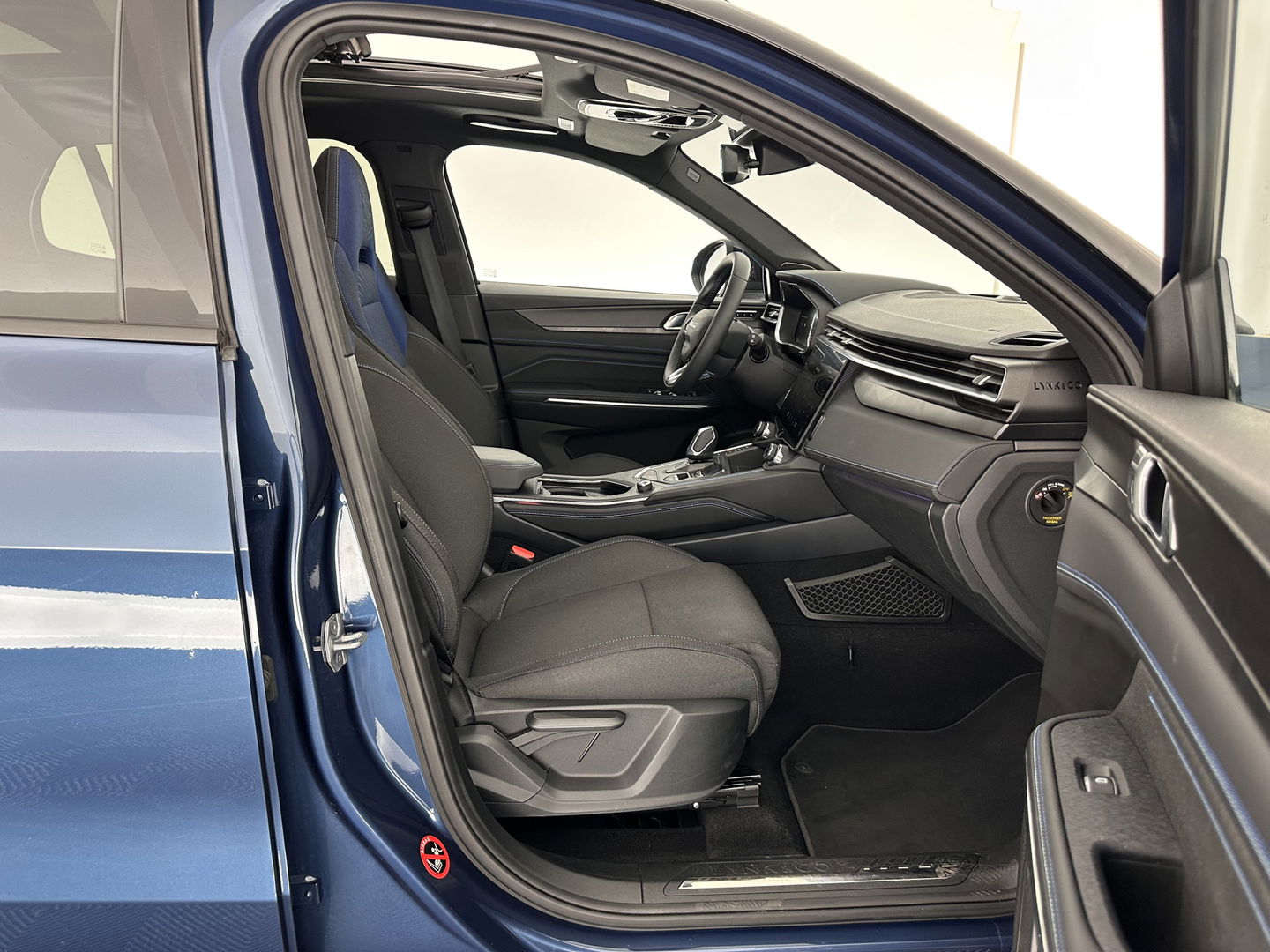Lynk & Co 01 1.5 (INCL.BTW) Aut. *PANO | FULL-LED | ADAPTIVE-CRUISE | BLIND-SPOT | MEMORY-PACK | DIGI-COCKPIT | SPORTSEATS | CAMERA | KEYLESS | DAB+ | NAVI-FULLMAP | ECC | PDC | 20''ALU*