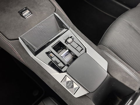 DS DS 4 1.6 PureTech Performance Line (INCL-BTW) Aut. *PANO | LEATHER-MICROFIBRE | FULL-LED | HEATED-SPORTSEATS | DIGI-COCKPIT | KEYLESS | CAMERA | LANE-ASSIST | CARPLAY | ECC | SHIFT-PADDLES | PDC | TOWBAR | 19''ALU*