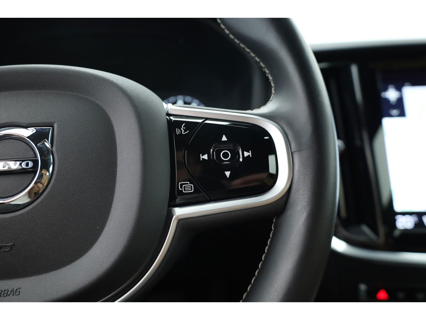 Volvo V60 2.0 T4 Inscription | Navi | Pilot Assist | Blis | Stoelverw. | Leder | 19'' |