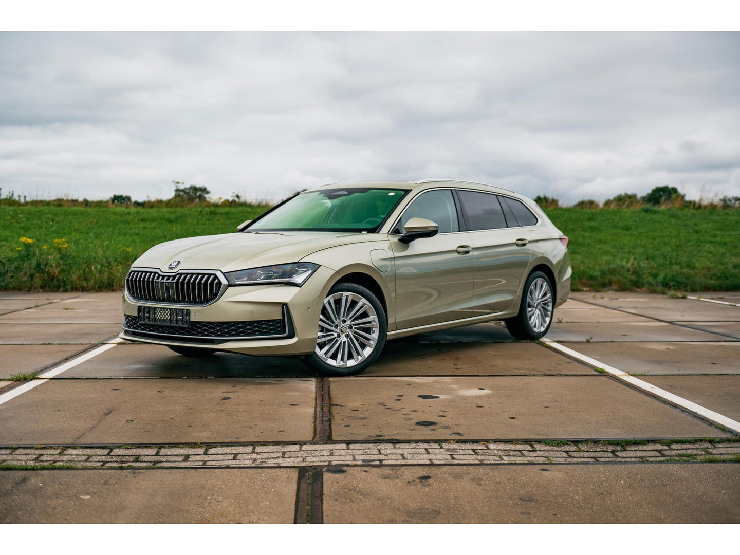 Škoda Superb Combi 1.5 TSI PHEV Laurin & Klement | PANO | TREKHAAK | LEDER | DCC