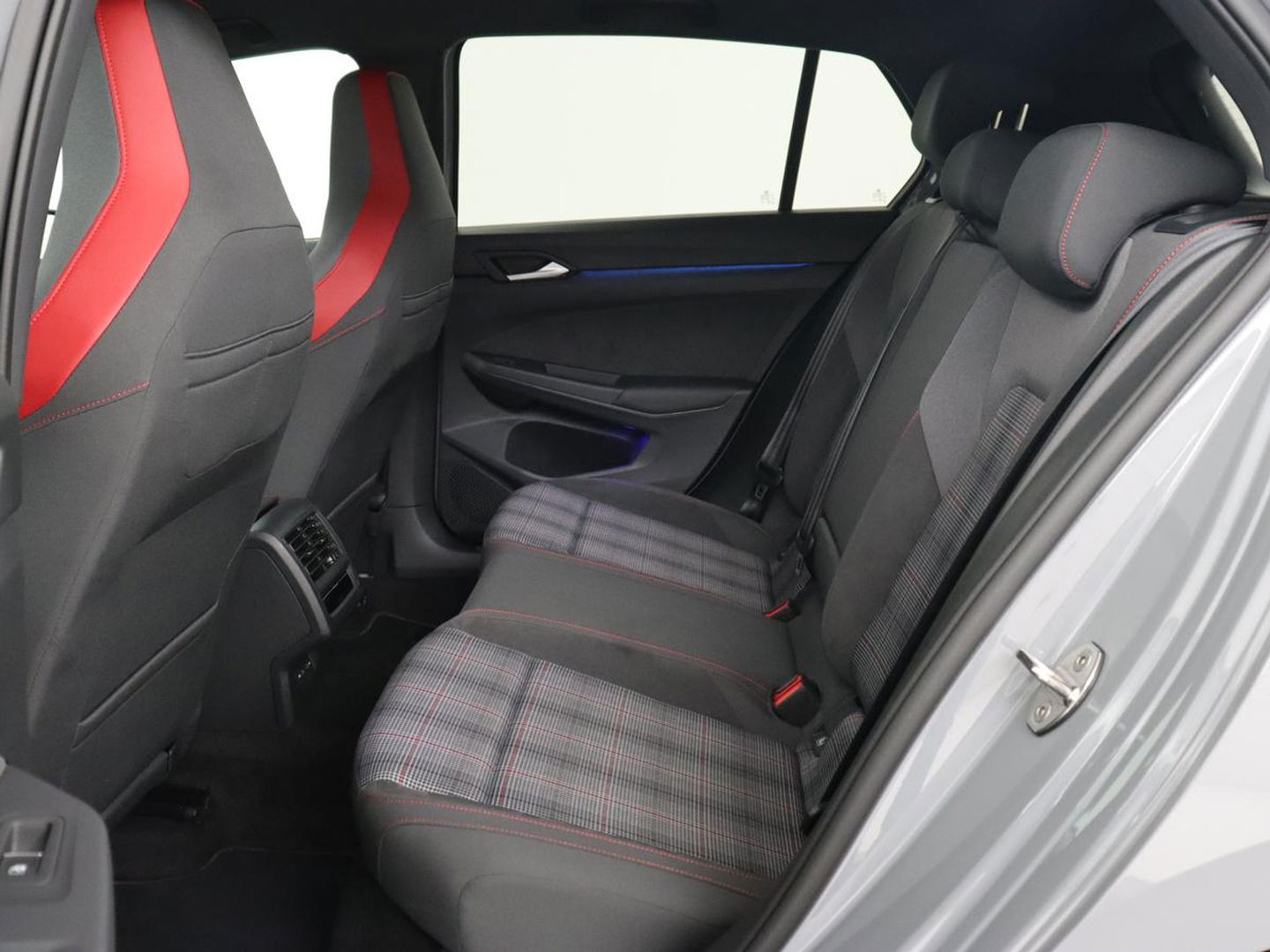 Volkswagen Golf 2.0 TSI GTI | Carplay | Sfeerverlichting | LED Plus | Sportstoelen | Parkeerhulp | Cruise control | Digital Cockpit | Climate control