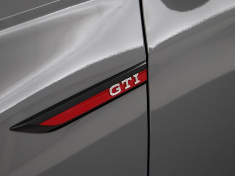 Volkswagen Golf 2.0 TSI GTI | Carplay | Sfeerverlichting | LED Plus | Sportstoelen | Parkeerhulp | Cruise control | Digital Cockpit | Climate control