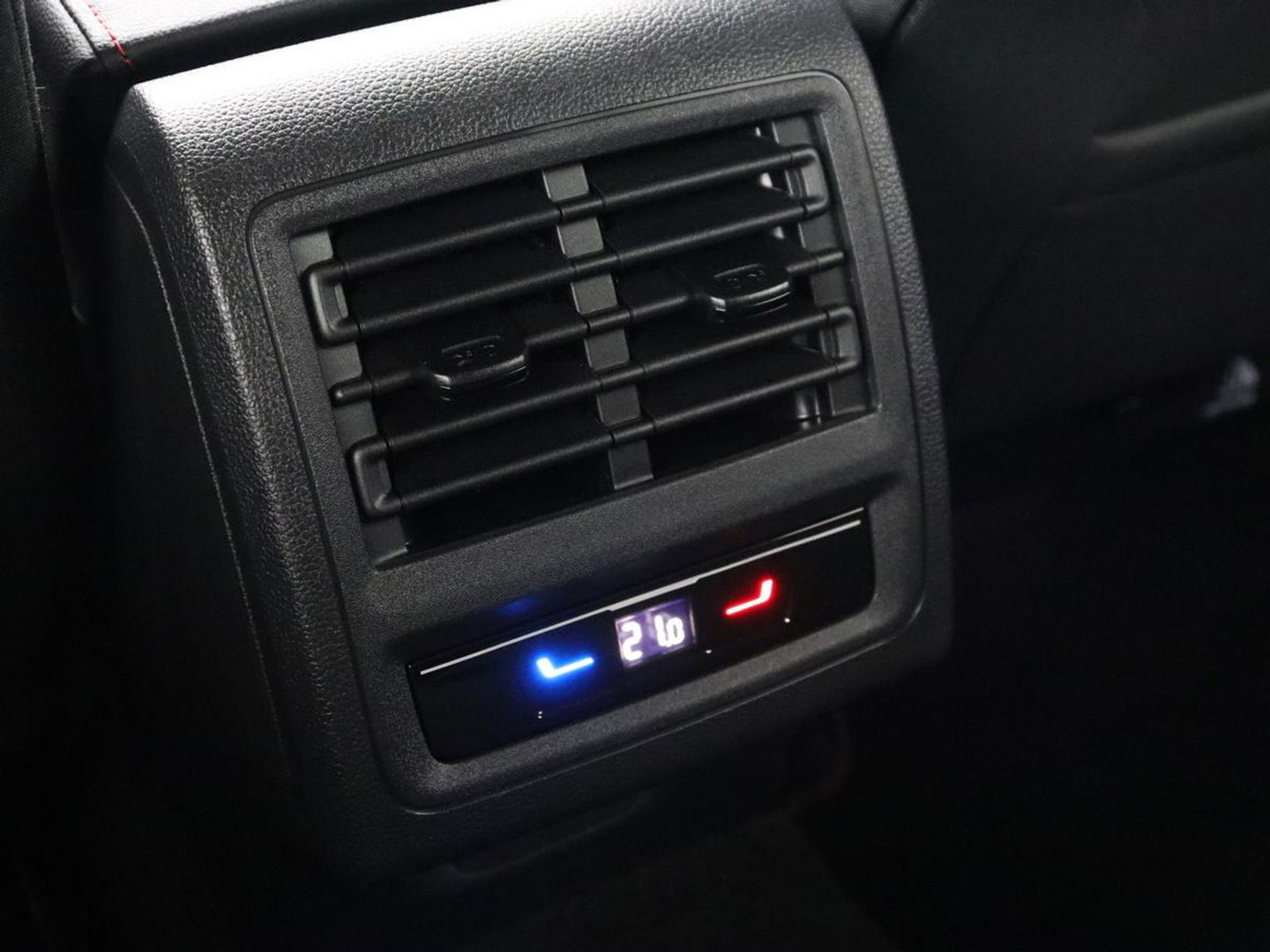 Volkswagen Golf 2.0 TSI GTI | Carplay | Sfeerverlichting | LED Plus | Sportstoelen | Parkeerhulp | Cruise control | Digital Cockpit | Climate control