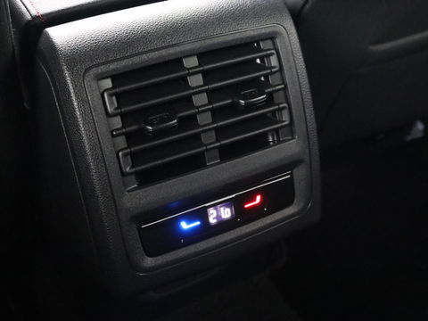 Volkswagen Golf 2.0 TSI GTI | Carplay | Sfeerverlichting | LED Plus | Sportstoelen | Parkeerhulp | Cruise control | Digital Cockpit | Climate control