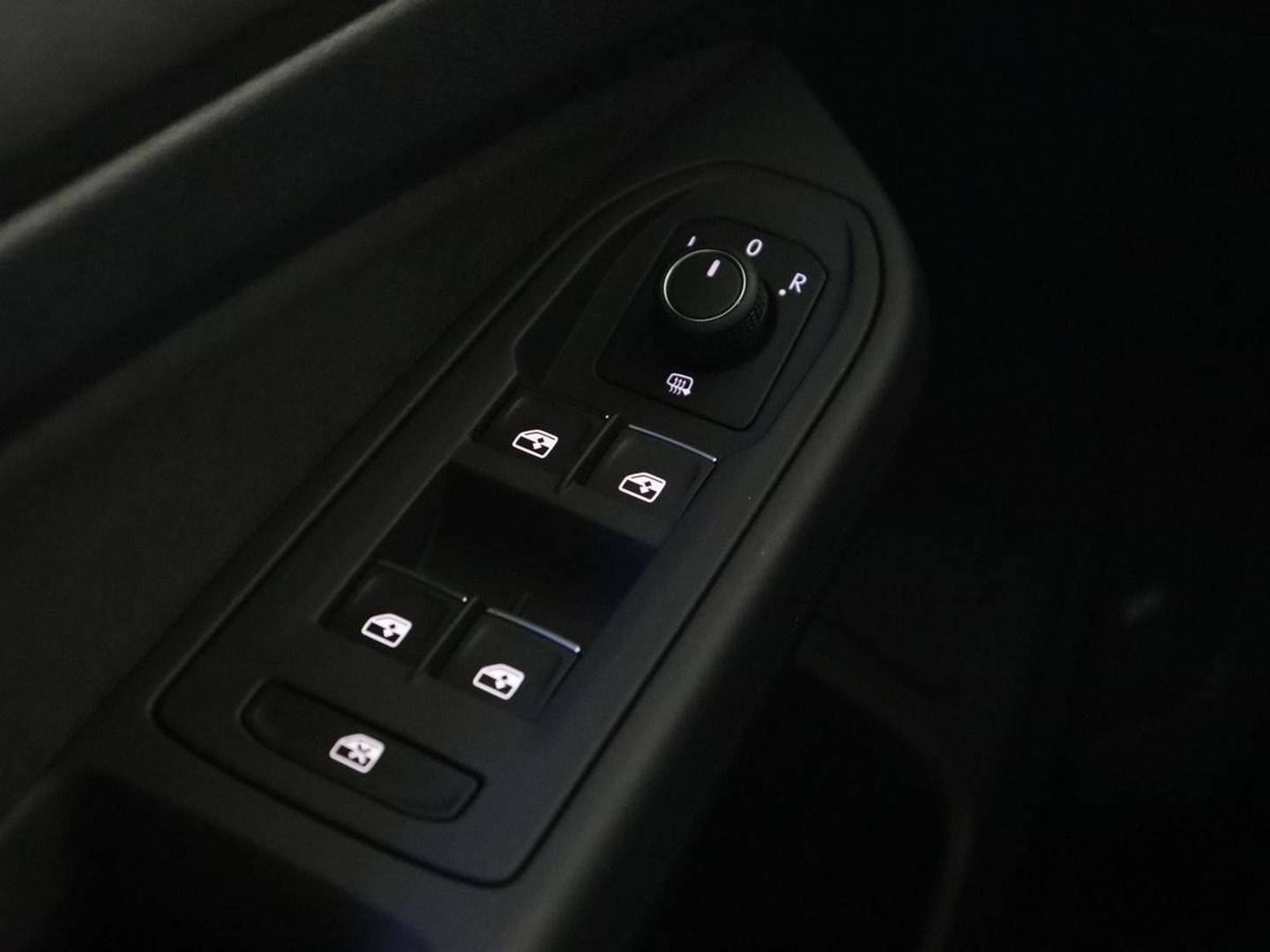 Volkswagen Golf 2.0 TSI GTI | Carplay | Sfeerverlichting | LED Plus | Sportstoelen | Parkeerhulp | Cruise control | Digital Cockpit | Climate control