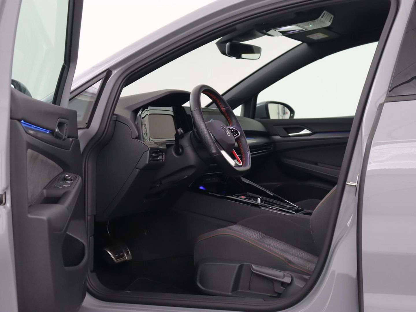 Volkswagen Golf 2.0 TSI GTI | Carplay | Sfeerverlichting | LED Plus | Sportstoelen | Parkeerhulp | Cruise control | Digital Cockpit | Climate control