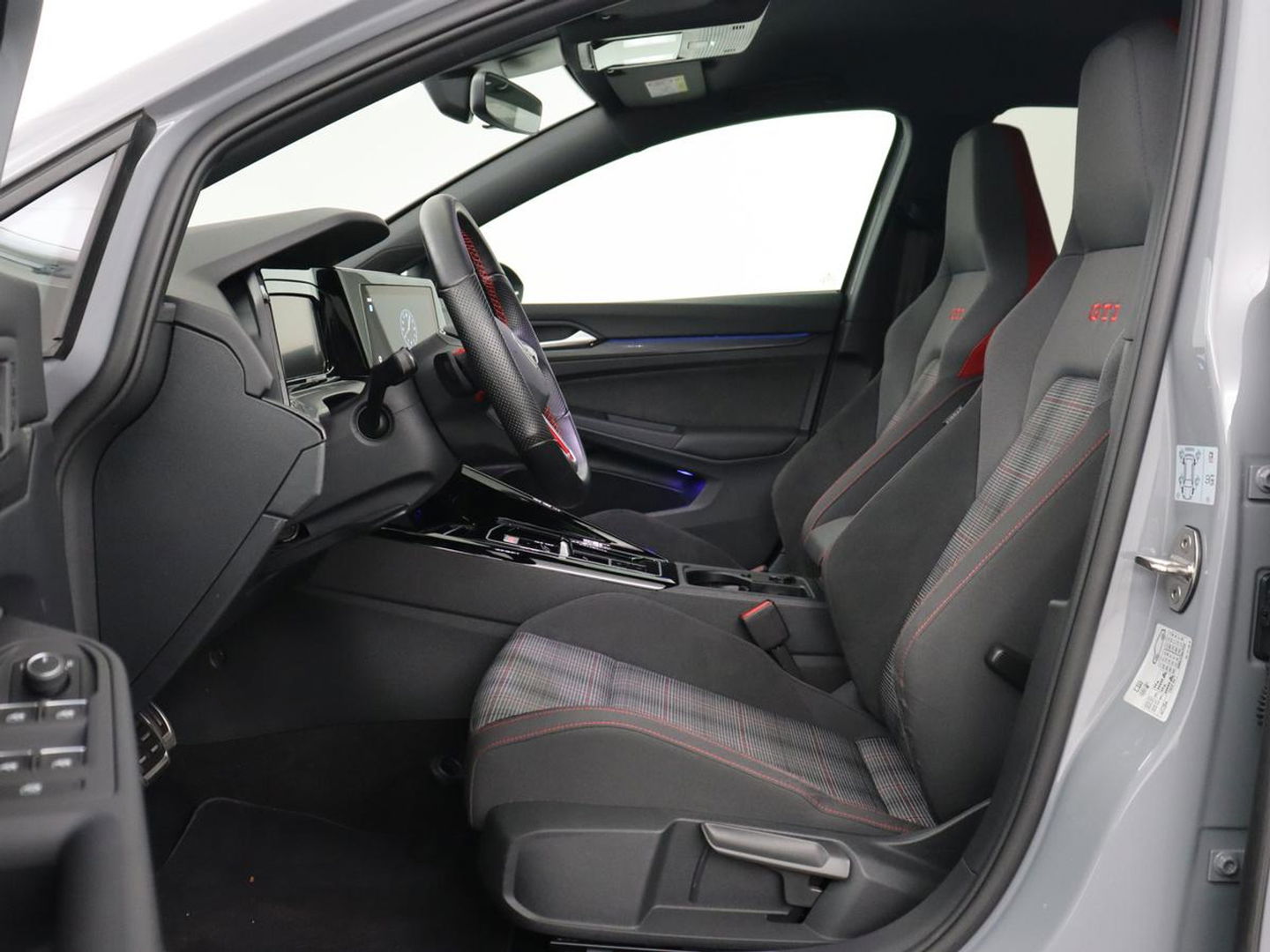 Volkswagen Golf 2.0 TSI GTI | Carplay | Sfeerverlichting | LED Plus | Sportstoelen | Parkeerhulp | Cruise control | Digital Cockpit | Climate control