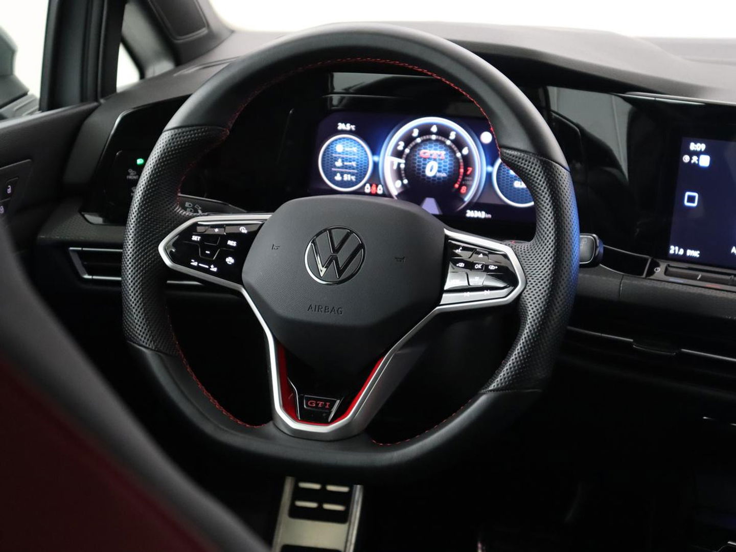 Volkswagen Golf 2.0 TSI GTI | Carplay | Sfeerverlichting | LED Plus | Sportstoelen | Parkeerhulp | Cruise control | Digital Cockpit | Climate control