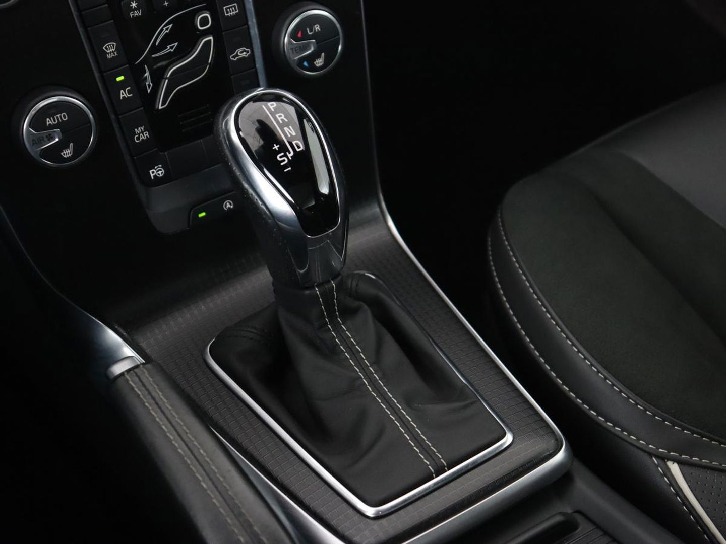 Volvo V40 1.5 T3 Polar+ Sport | Panoramadak | Stoelverwarming | Camera | Full LED | Navigatie | Park Assist | Harman/Kardon | Keyless | R Design