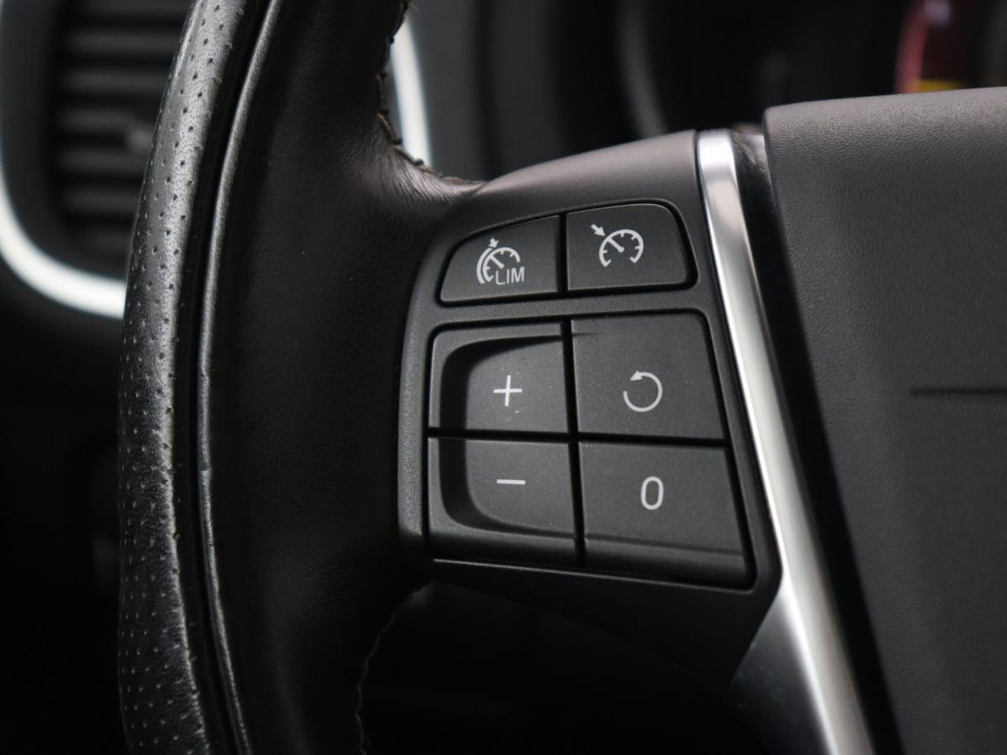 Volvo V40 1.5 T3 Polar+ Sport | Panoramadak | Stoelverwarming | Camera | Full LED | Navigatie | Park Assist | Harman/Kardon | Keyless | R Design