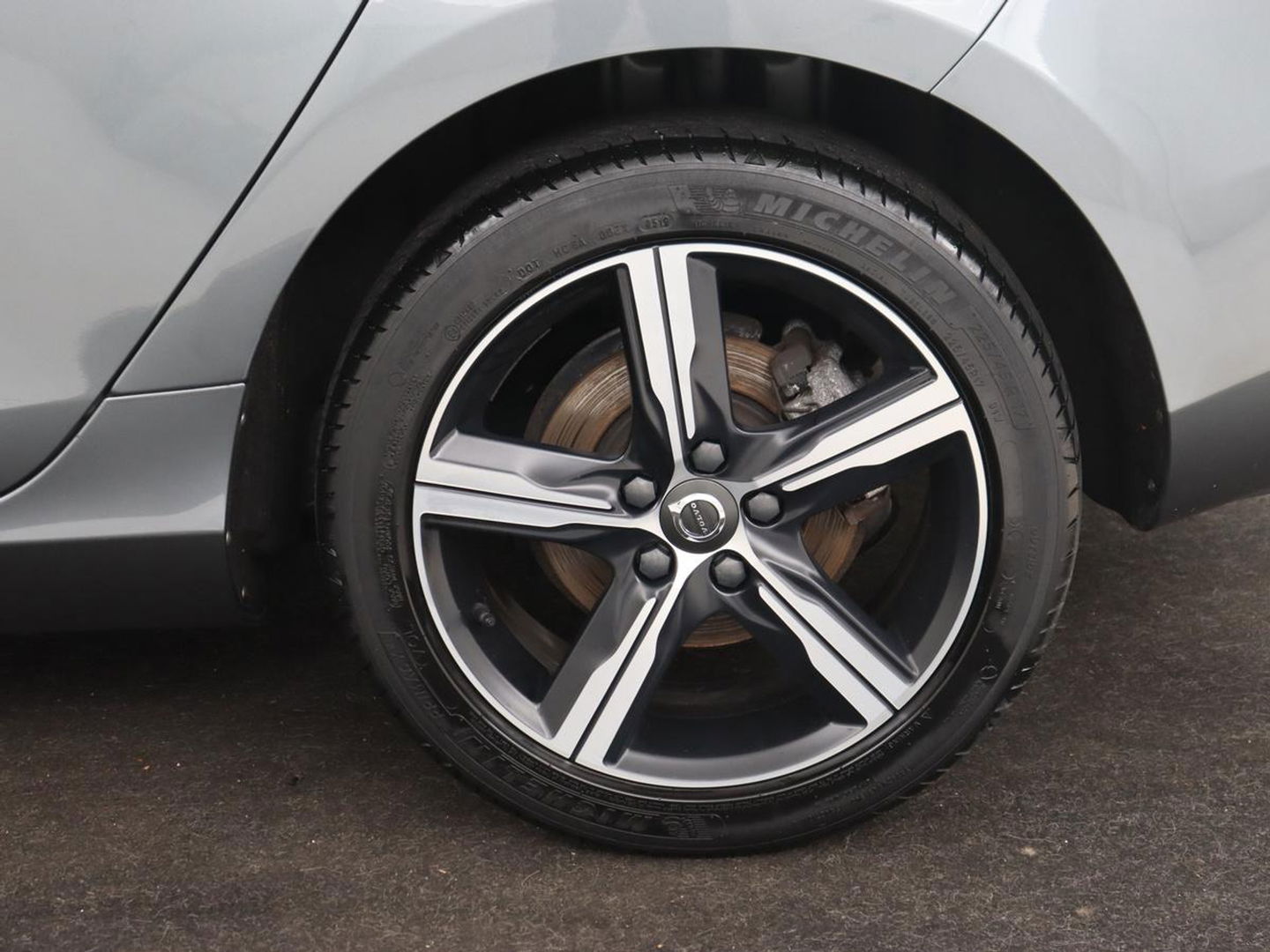 Volvo V40 1.5 T3 Polar+ Sport | Panoramadak | Stoelverwarming | Camera | Full LED | Navigatie | Park Assist | Harman/Kardon | Keyless | R Design