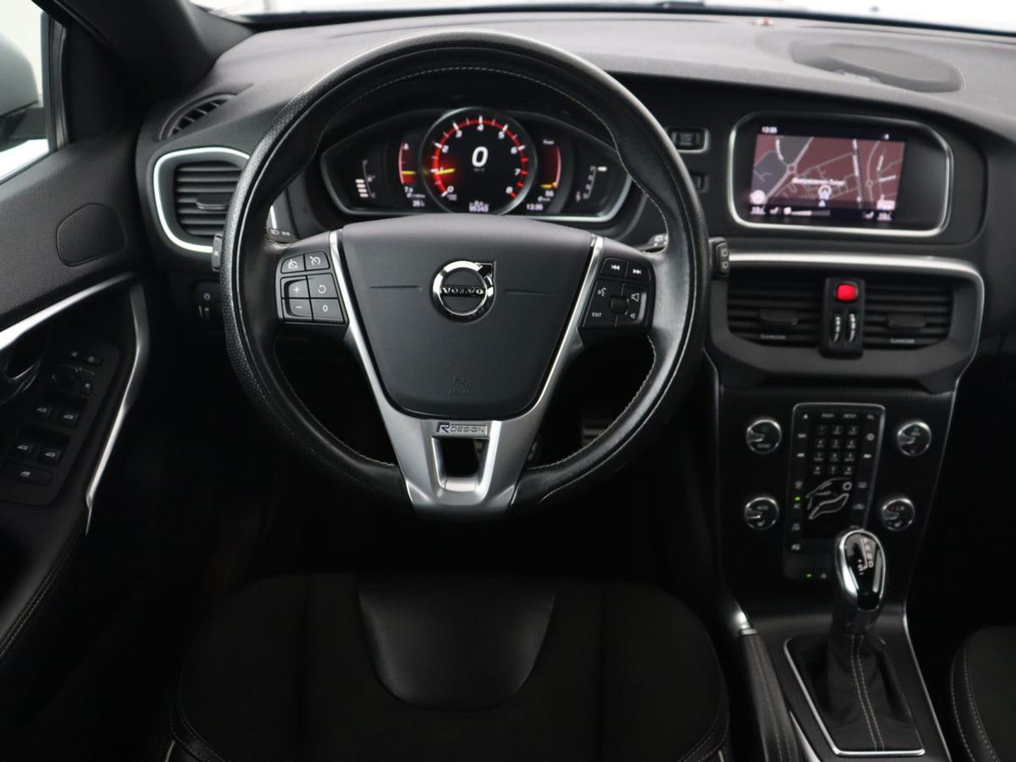 Volvo V40 1.5 T3 Polar+ Sport | Panoramadak | Stoelverwarming | Camera | Full LED | Navigatie | Park Assist | Harman/Kardon | Keyless | R Design
