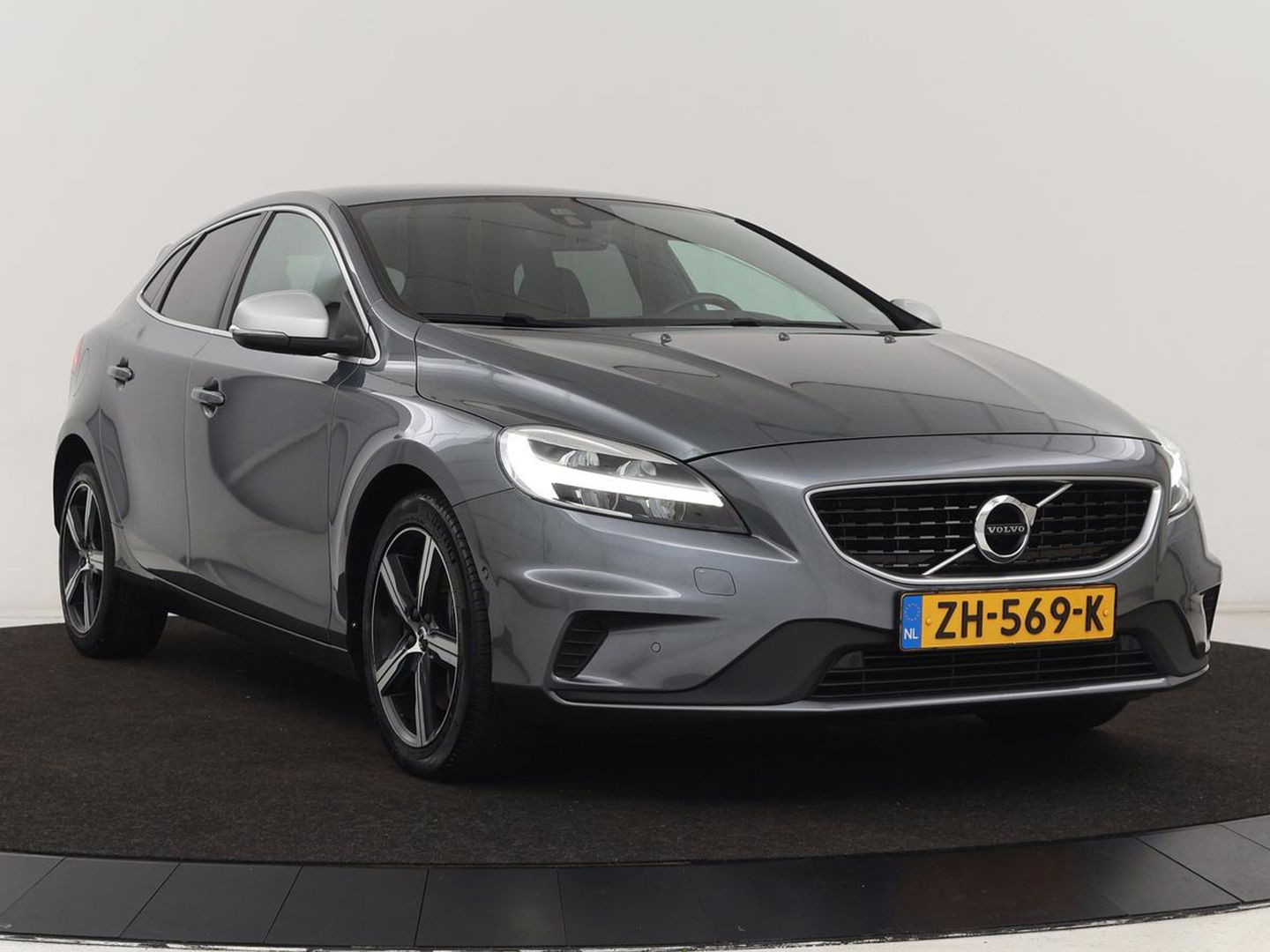Volvo V40 1.5 T3 Polar+ Sport | Panoramadak | Stoelverwarming | Camera | Full LED | Navigatie | Park Assist | Harman/Kardon | Keyless | R Design