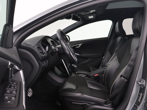 Volvo V40 1.5 T3 Polar+ Sport | Panoramadak | Stoelverwarming | Camera | Full LED | Navigatie | Park Assist | Harman/Kardon | Keyless | R Design