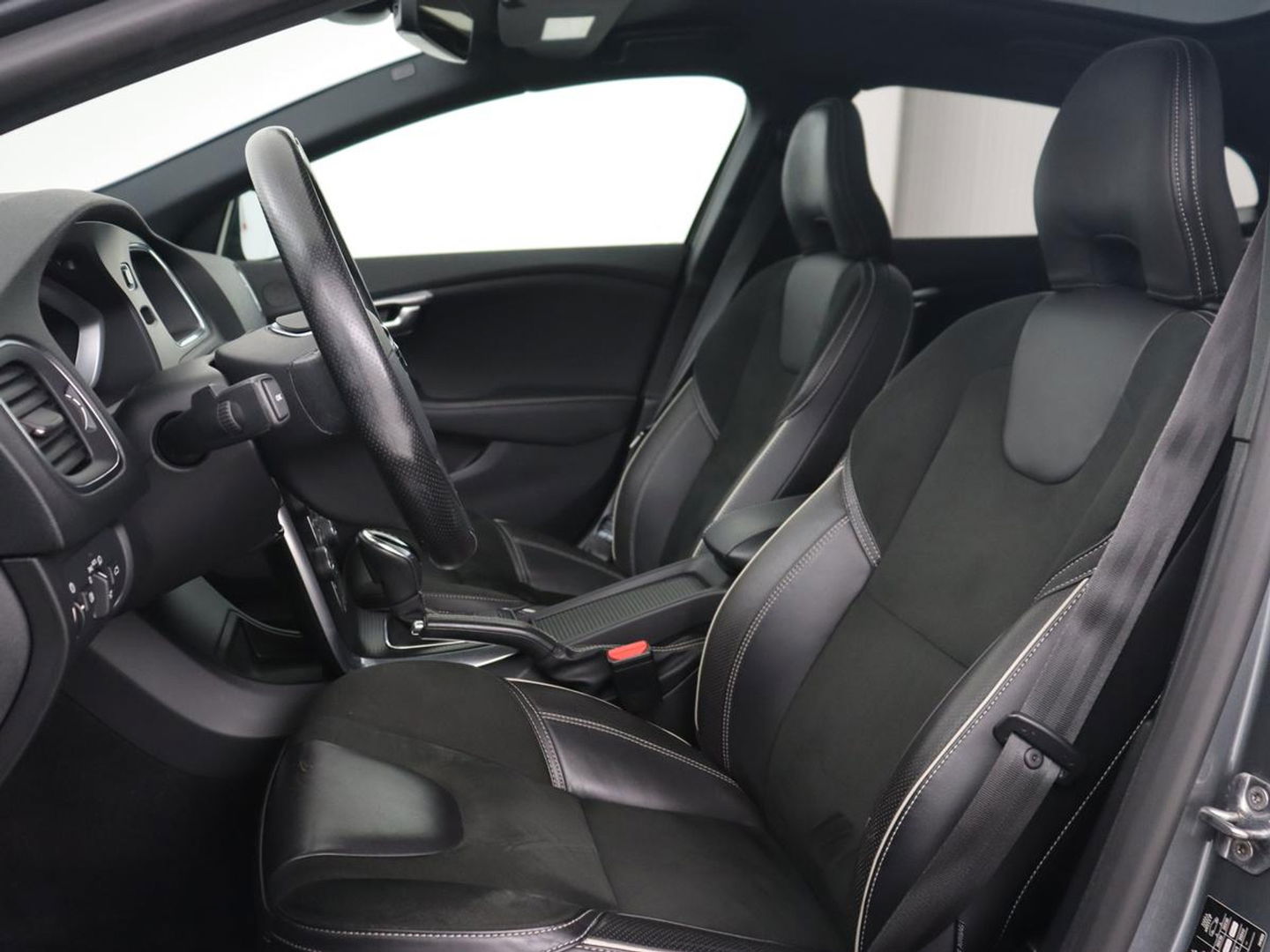 Volvo V40 1.5 T3 Polar+ Sport | Panoramadak | Stoelverwarming | Camera | Full LED | Navigatie | Park Assist | Harman/Kardon | Keyless | R Design