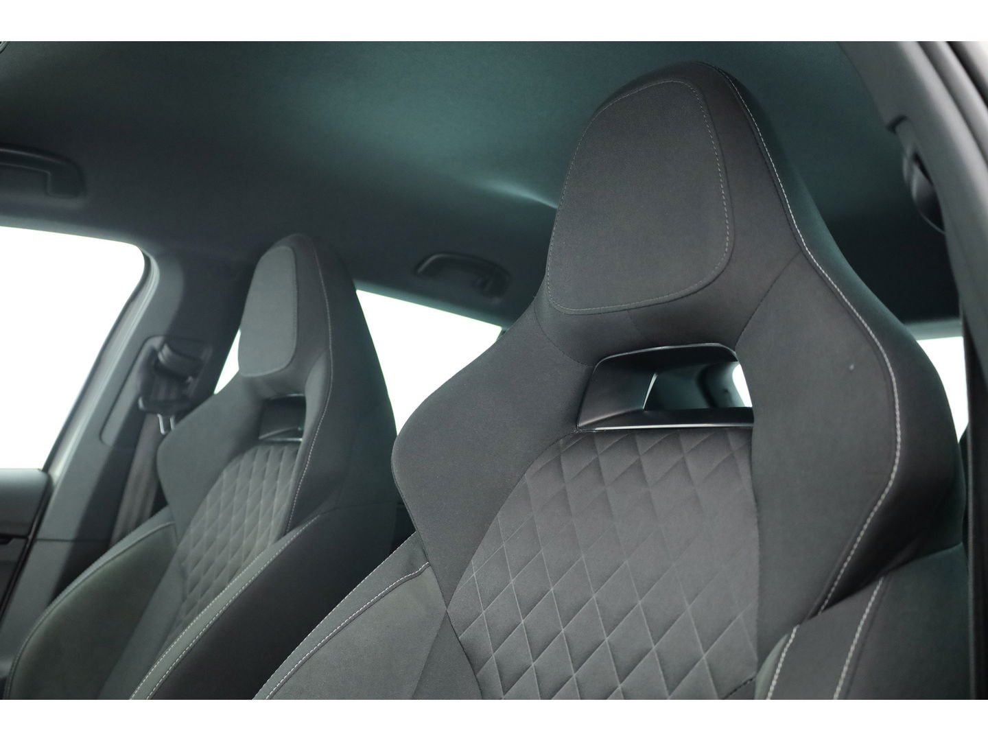 Škoda Kamiq 1.0 TSI Sport Business | virtual Cockpit | Navi | Cruise | CarPlay | PDC A | 18" | Trekhaak