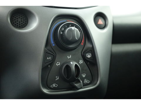 Toyota Aygo 1.0 VVT-i x-play | Airco | Cruise | CarPlay | All Season | Camera