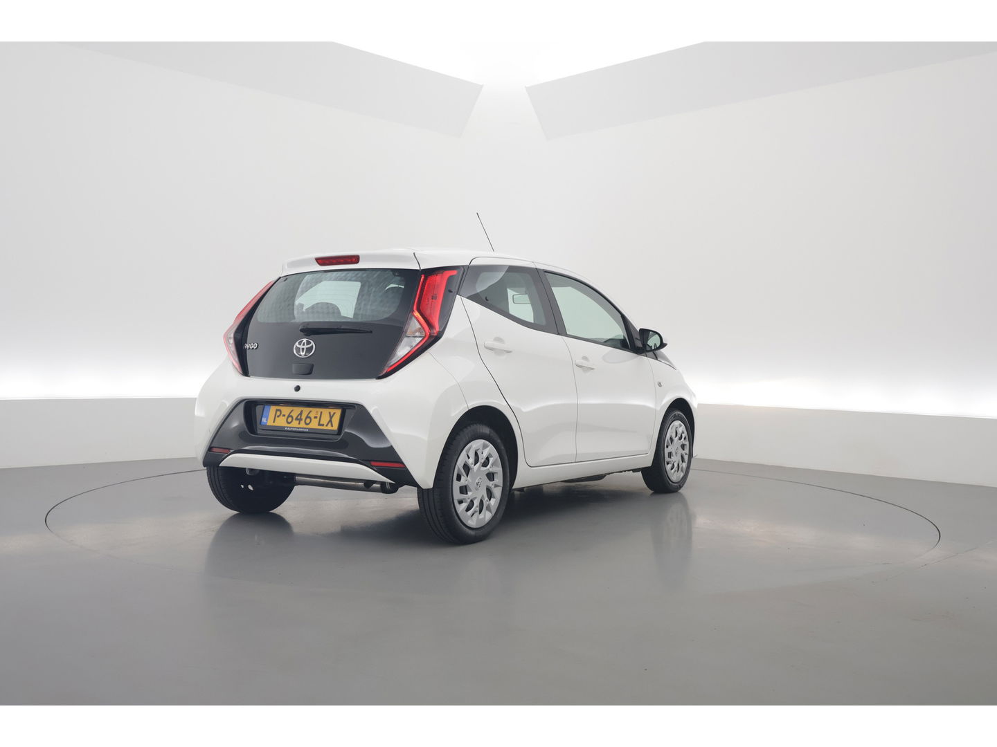 Toyota Aygo 1.0 VVT-i x-play | Airco | Cruise | CarPlay | All Season | Camera