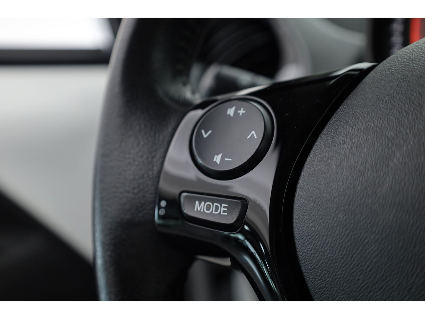Toyota Aygo 1.0 VVT-i x-play | Airco | Cruise | CarPlay | All Season | Camera