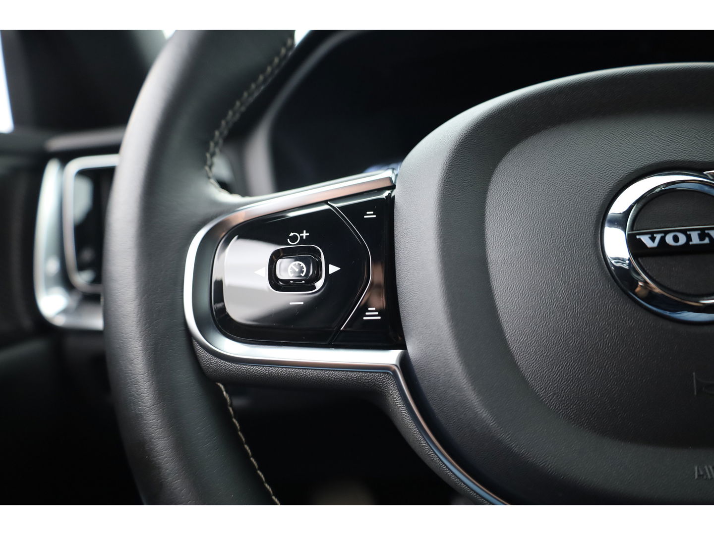 Volvo V60 2.0 T6 Recharge AWD R-Design | ACC | Blis | Trekhaak | H&K | Sportstoelen met mem. |