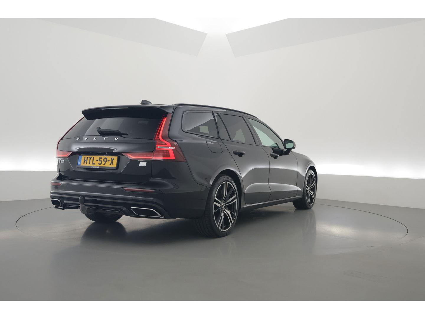 Volvo V60 2.0 T6 Recharge AWD R-Design | ACC | Blis | Trekhaak | H&K | Sportstoelen met mem. |