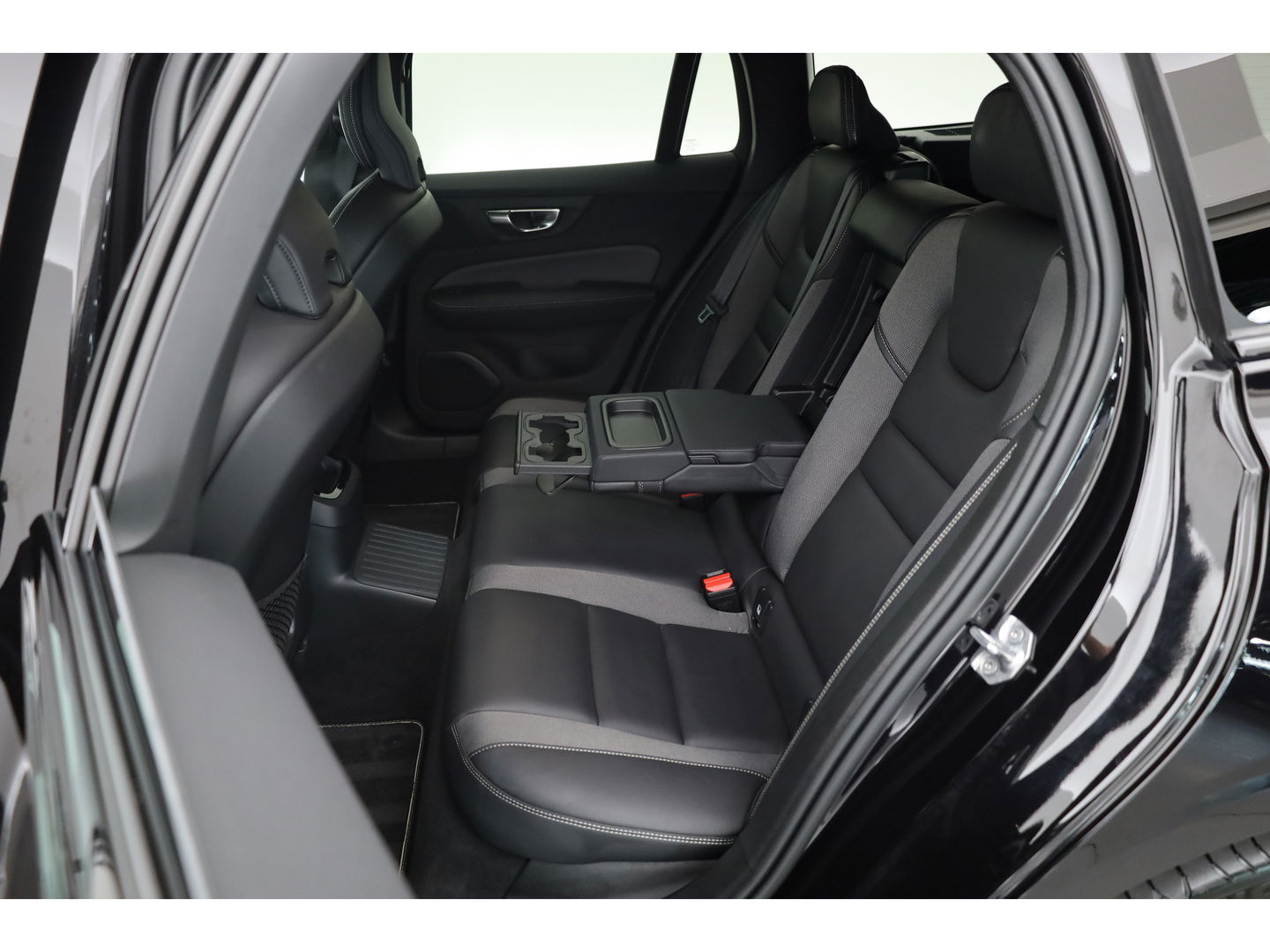 Volvo V60 2.0 T6 Recharge AWD R-Design | ACC | Blis | Trekhaak | H&K | Sportstoelen met mem. |