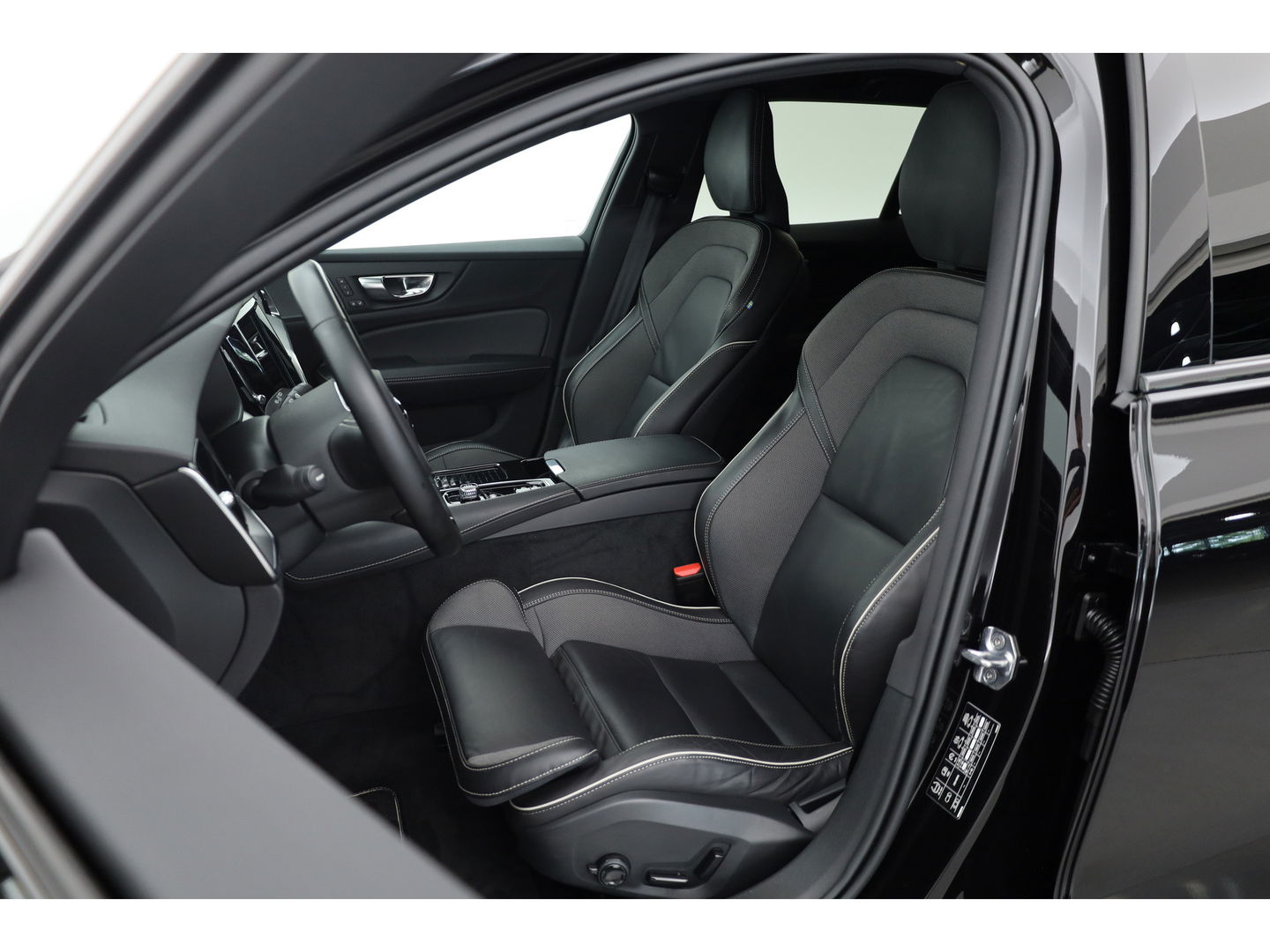 Volvo V60 2.0 T6 Recharge AWD R-Design | ACC | Blis | Trekhaak | H&K | Sportstoelen met mem. |