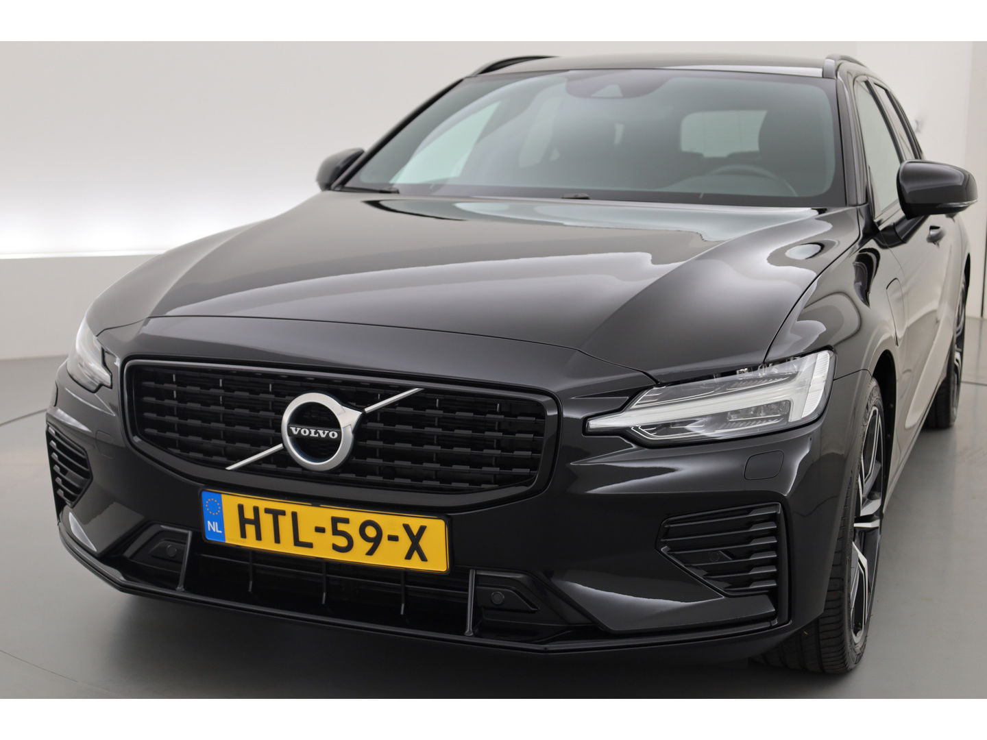 Volvo V60 2.0 T6 Recharge AWD R-Design | ACC | Blis | Trekhaak | H&K | Sportstoelen met mem. |