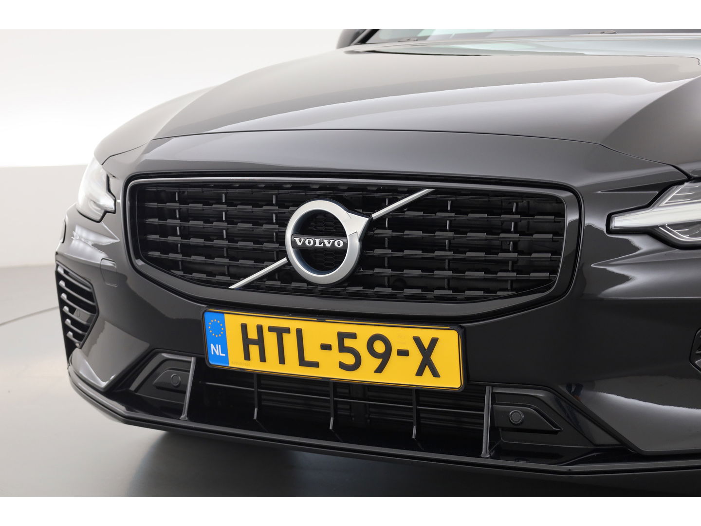 Volvo V60 2.0 T6 Recharge AWD R-Design | ACC | Blis | Trekhaak | H&K | Sportstoelen met mem. |