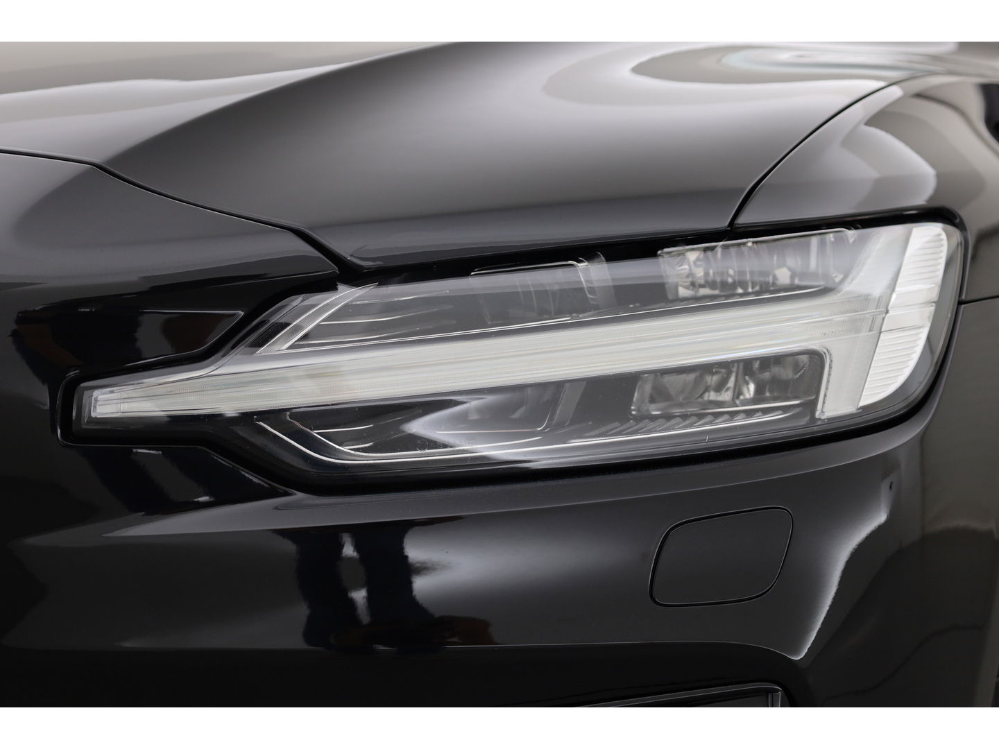 Volvo V60 2.0 T6 Recharge AWD R-Design | ACC | Blis | Trekhaak | H&K | Sportstoelen met mem. |