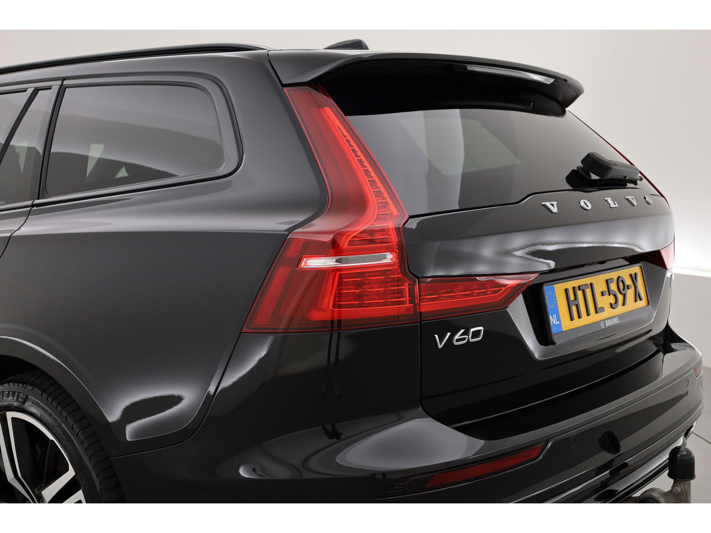 Volvo V60 2.0 T6 Recharge AWD R-Design | ACC | Blis | Trekhaak | H&K | Sportstoelen met mem. |