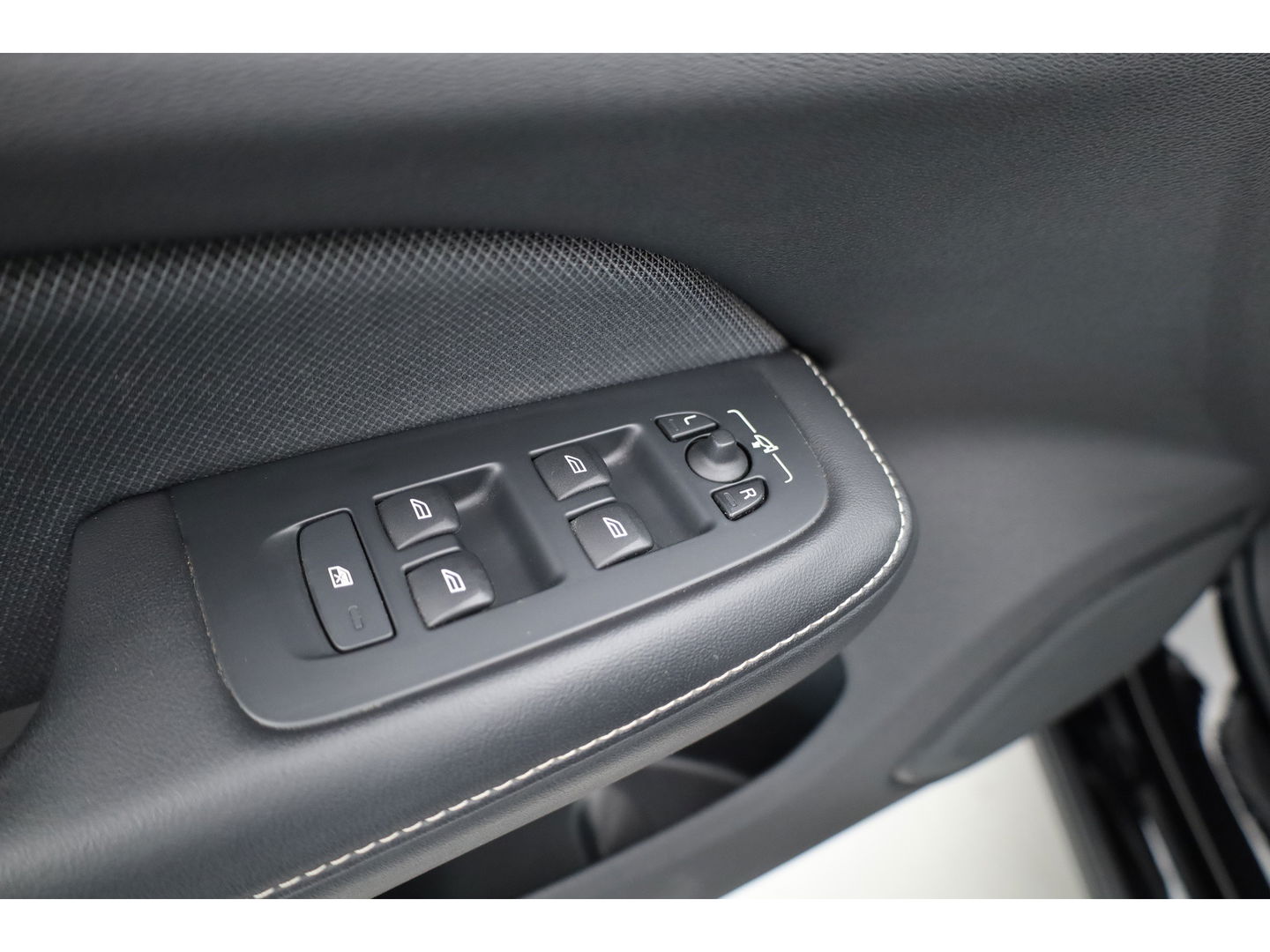 Volvo V60 2.0 T6 Recharge AWD R-Design | ACC | Blis | Trekhaak | H&K | Sportstoelen met mem. |