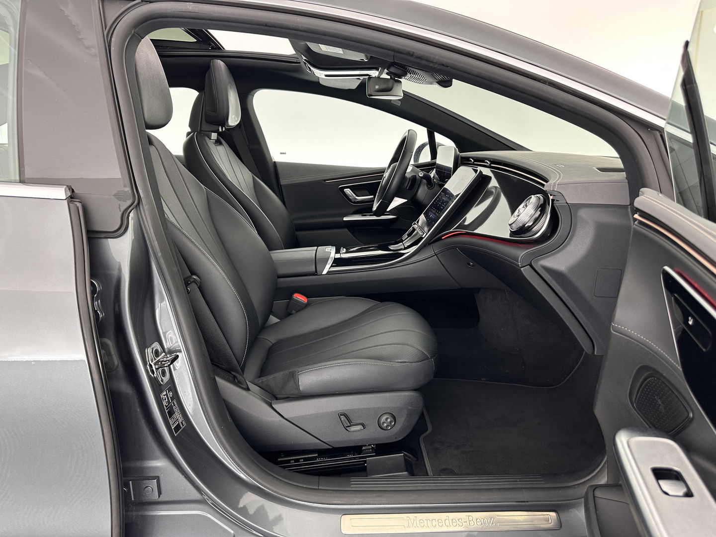 Mercedes-Benz EQE 300 Business Line 89 kWh [ 3-Fase ] (INCL.BTW) *PANO | LUXURY-LEATHER | FULL-LED | ADAPTIVE-CRUISE | DIGI-COCKPIT | AMBIENT-LIGHT | NAVI-FULLMAP | CAMERA | HEATED-COMFORTSEATS | ECC | PDC | 19''ALU*