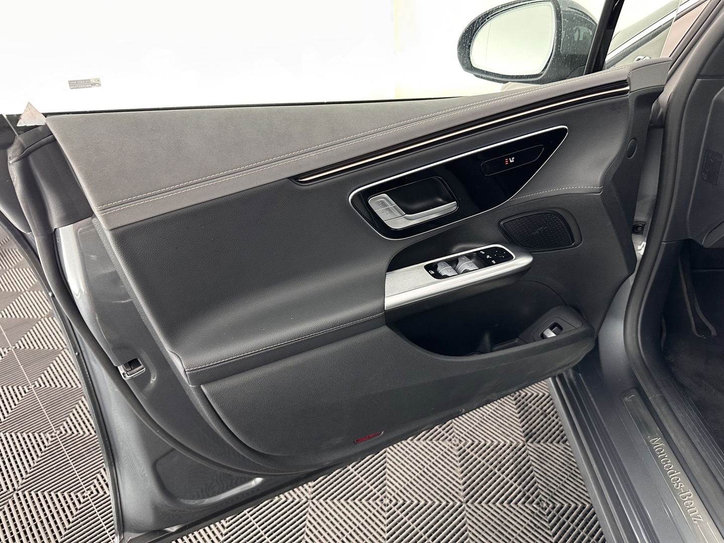 Mercedes-Benz EQE 300 Business Line 89 kWh [ 3-Fase ] (INCL.BTW) *PANO | LUXURY-LEATHER | FULL-LED | ADAPTIVE-CRUISE | DIGI-COCKPIT | AMBIENT-LIGHT | NAVI-FULLMAP | CAMERA | HEATED-COMFORTSEATS | ECC | PDC | 19''ALU*