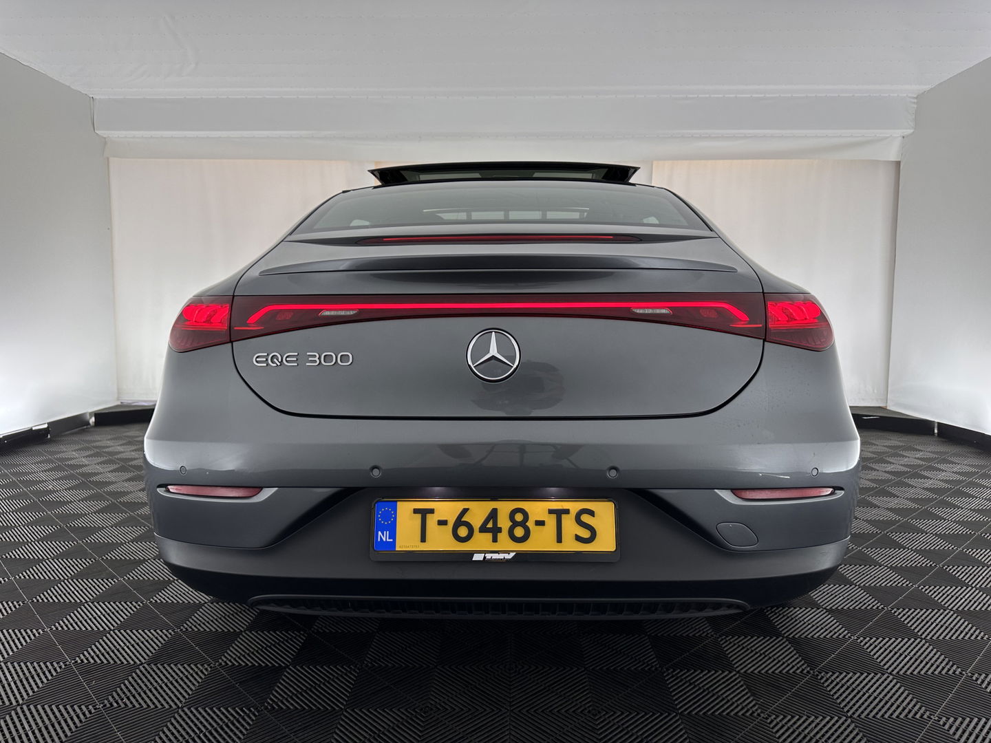 Mercedes-Benz EQE 300 Business Line 89 kWh [ 3-Fase ] (INCL.BTW) *PANO | LUXURY-LEATHER | FULL-LED | ADAPTIVE-CRUISE | DIGI-COCKPIT | AMBIENT-LIGHT | NAVI-FULLMAP | CAMERA | HEATED-COMFORTSEATS | ECC | PDC | 19''ALU*