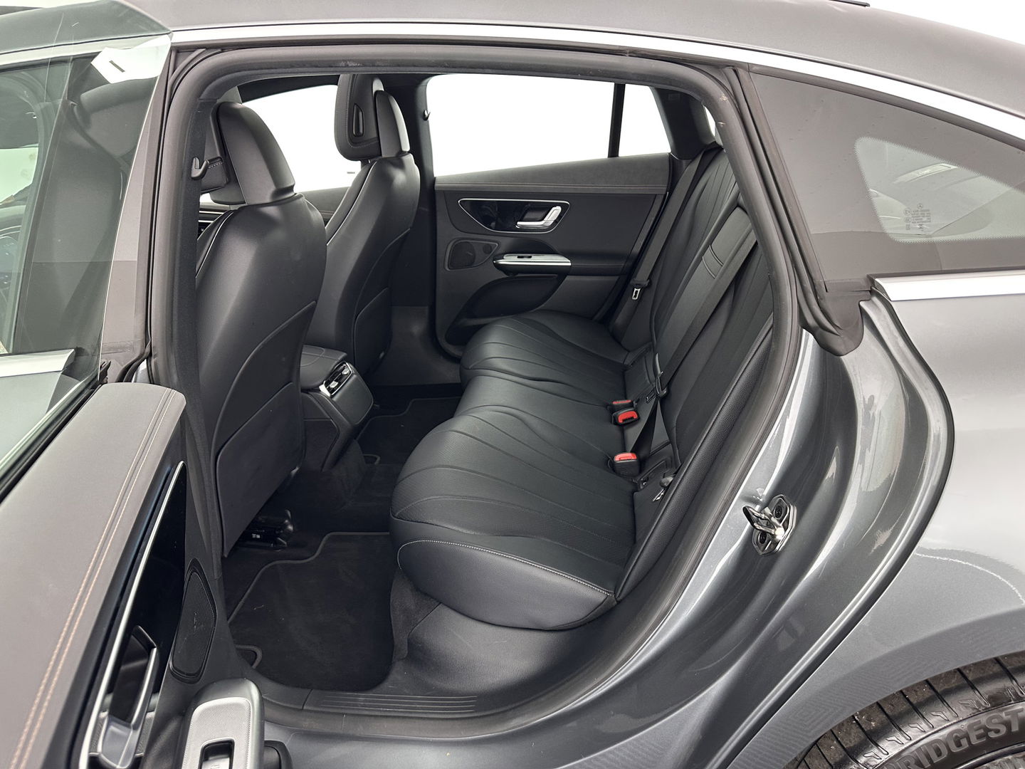 Mercedes-Benz EQE 300 Business Line 89 kWh [ 3-Fase ] (INCL.BTW) *PANO | LUXURY-LEATHER | FULL-LED | ADAPTIVE-CRUISE | DIGI-COCKPIT | AMBIENT-LIGHT | NAVI-FULLMAP | CAMERA | HEATED-COMFORTSEATS | ECC | PDC | 19''ALU*