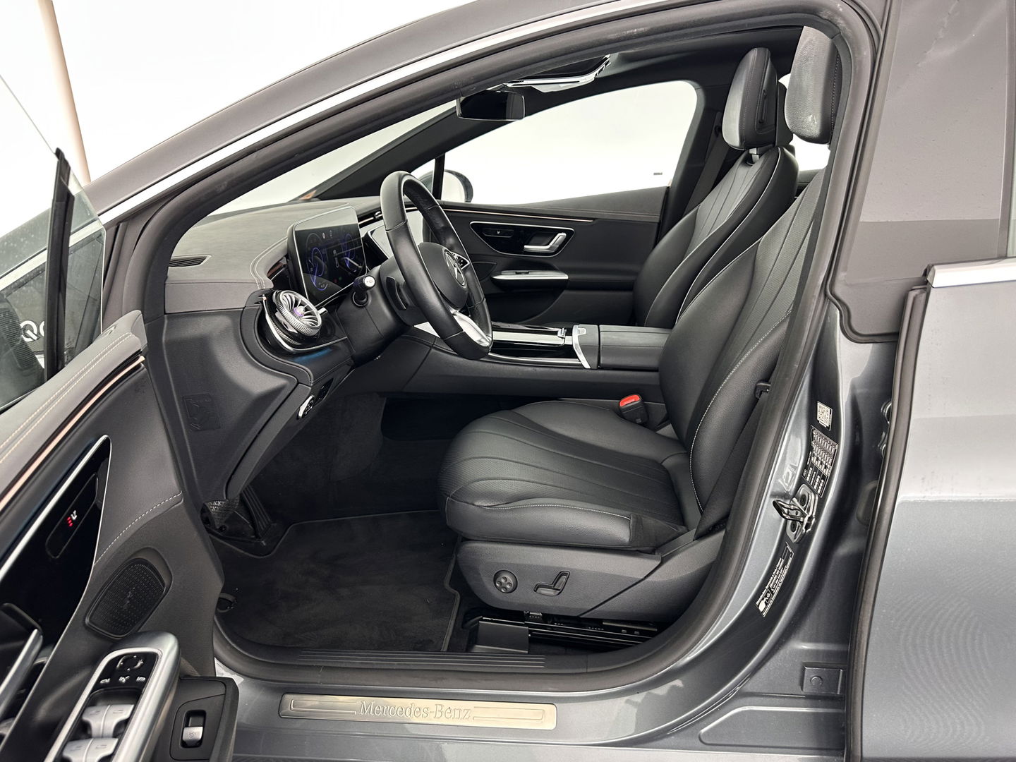 Mercedes-Benz EQE 300 Business Line 89 kWh [ 3-Fase ] (INCL.BTW) *PANO | LUXURY-LEATHER | FULL-LED | ADAPTIVE-CRUISE | DIGI-COCKPIT | AMBIENT-LIGHT | NAVI-FULLMAP | CAMERA | HEATED-COMFORTSEATS | ECC | PDC | 19''ALU*