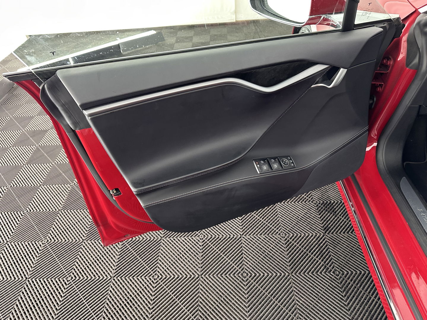 Tesla Model S 100D Aut. *PANO | NAPPA-LEATHER | AUTO-PILOT | ADAPTIVE-CRUISE | CCS-FASTLOADER | FULL-LED | NAVI-FULLMAP | AIR-SUSPENSION | KEYLESS | SURROUND-VIEW | CARPLAY | MEMORY-PACK | SPORT-SEATS | DIGI-CO
