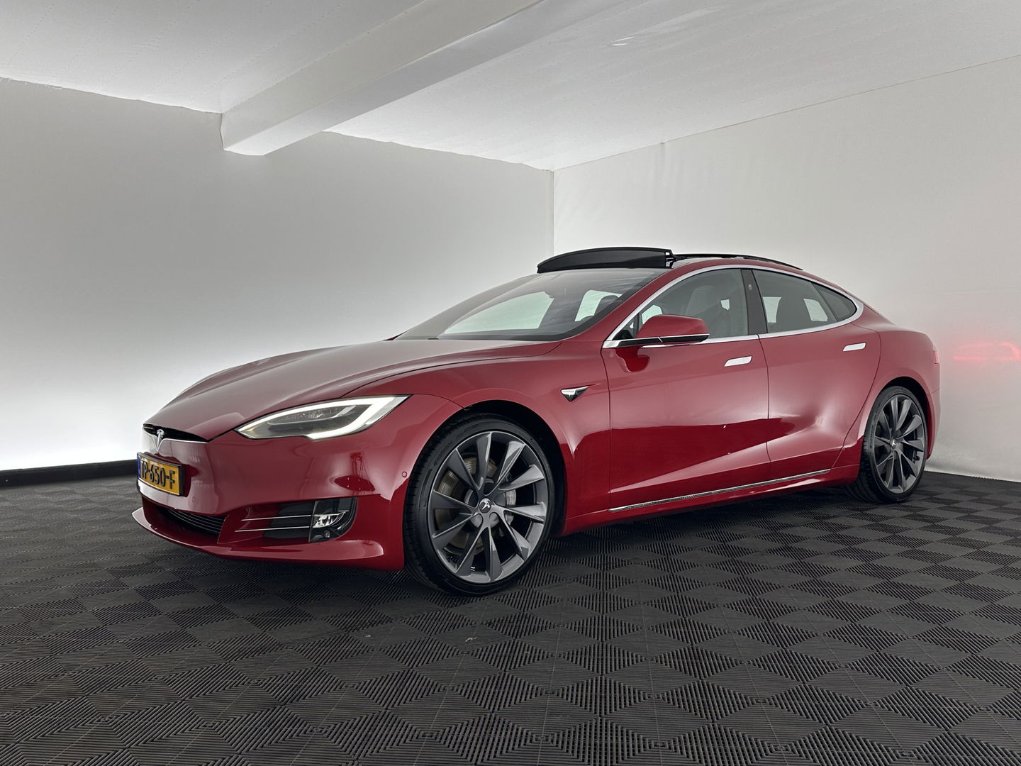 Tesla Model S 100D Aut. *PANO | NAPPA-LEATHER | AUTO-PILOT | ADAPTIVE-CRUISE | CCS-FASTLOADER | FULL-LED | NAVI-FULLMAP | AIR-SUSPENSION | KEYLESS | SURROUND-VIEW | CARPLAY | MEMORY-PACK | SPORT-SEATS | DIGI-CO