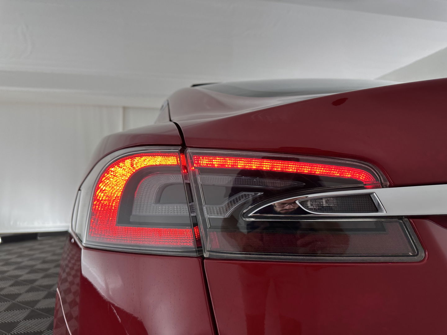 Tesla Model S 100D Aut. *PANO | NAPPA-LEATHER | AUTO-PILOT | ADAPTIVE-CRUISE | CCS-FASTLOADER | FULL-LED | NAVI-FULLMAP | AIR-SUSPENSION | KEYLESS | SURROUND-VIEW | CARPLAY | MEMORY-PACK | SPORT-SEATS | DIGI-CO