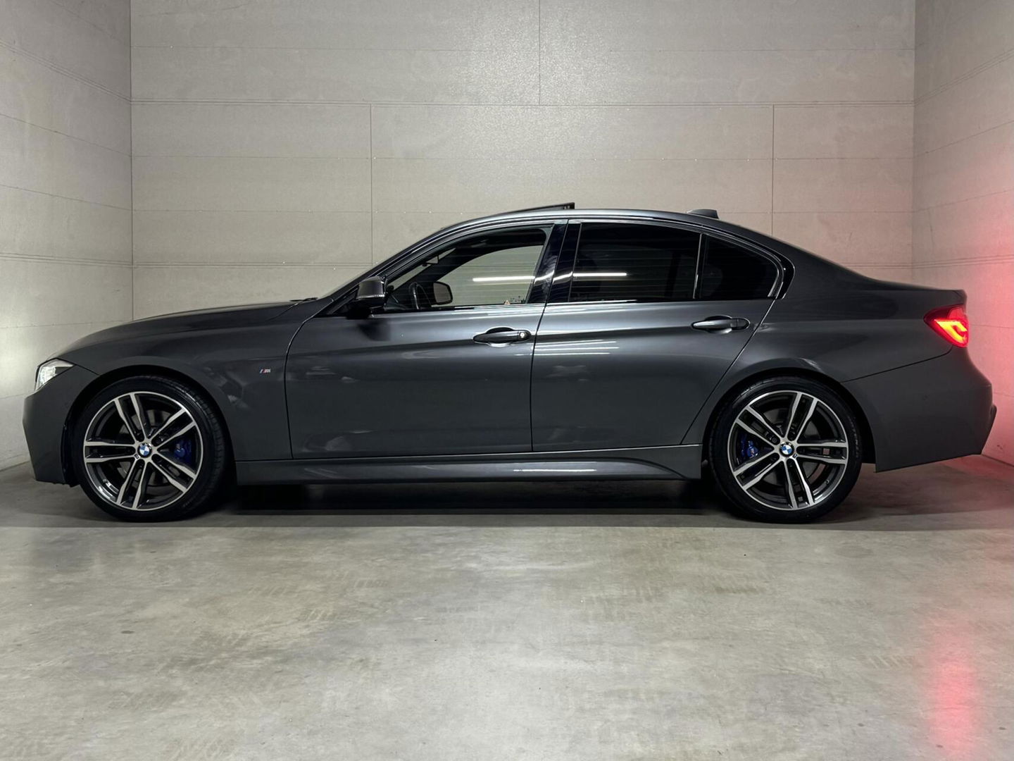 BMW 3 Serie 320i M-Sport Pano Leer HUD CarPlay Camera Trekh. NAP