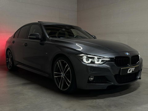 BMW 3 Serie 320i M-Sport Pano Leer HUD CarPlay Camera Trekh. NAP