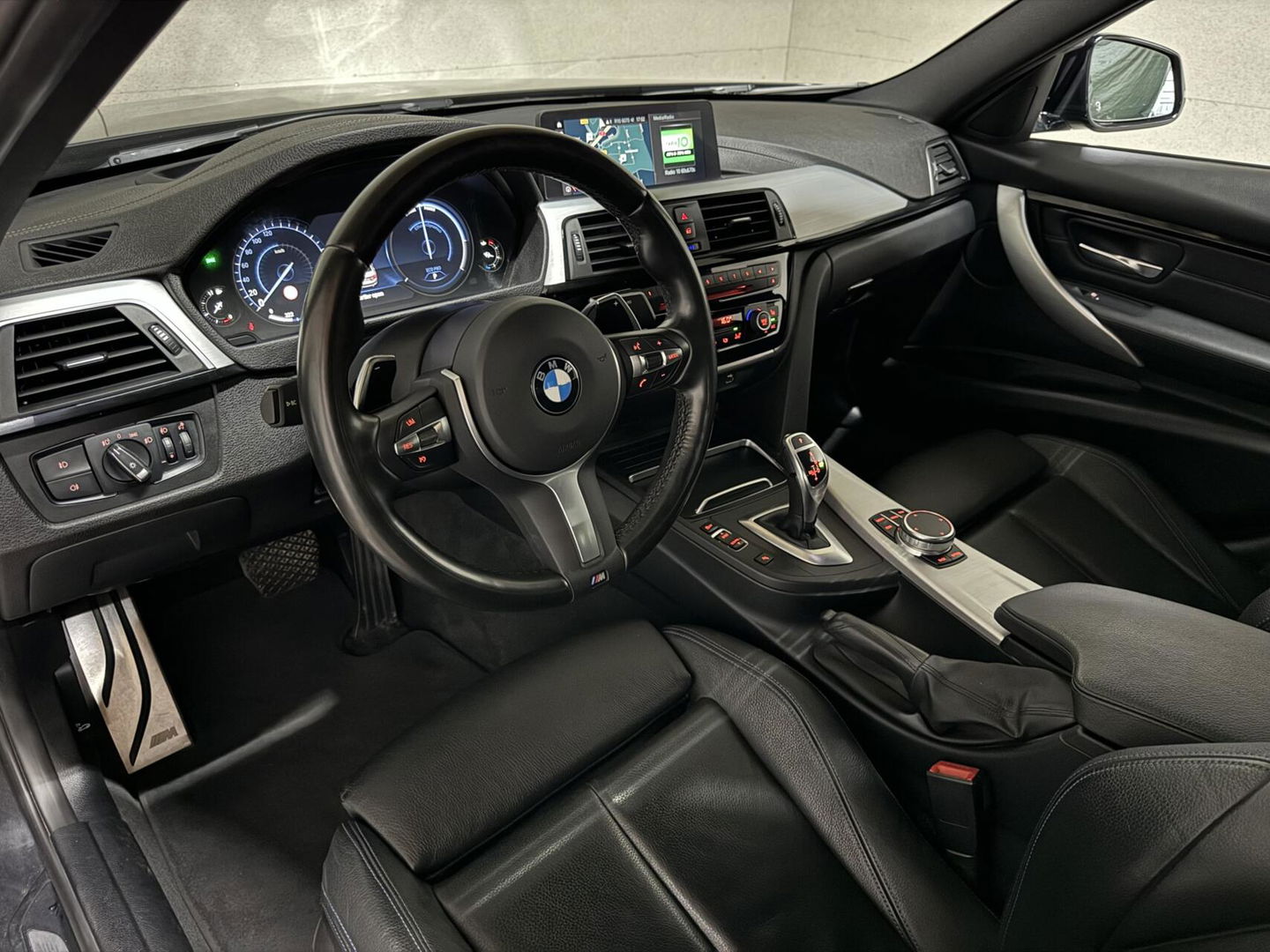 BMW 3 Serie 320i M-Sport Pano Leer HUD CarPlay Camera Trekh. NAP